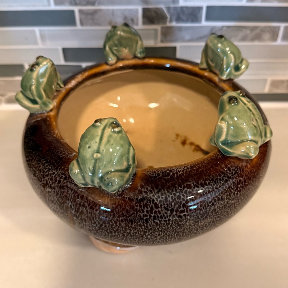 Handmade Ceramic Footed Planter Adorned with Frogs Majolica Style - Picture 2 of 7
